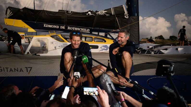 Les skippers du multicoque Gitana - Edmond de Rothschild Ultim Charles Caudrelier (à.g) et Erwan Israel s'adressent aux journalistes après leur troisième place dans la course à la voile en couple Transat Jacques Vabre, du Havre à l'île française d'outre-mer de La Martinique, à Fort-de-France dans l'île des Antilles de la Martinique, le 14 novembre 2023. (Photo : LOIC VENANCE/AFP via Getty Images)