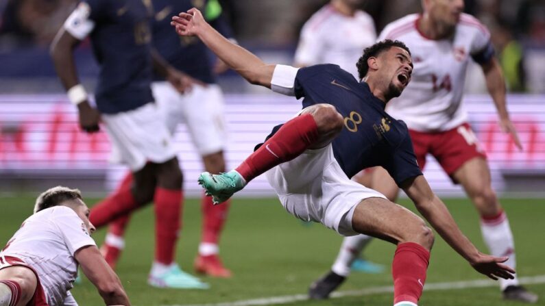 Warren Zaire-Emery marque le troisième but des Bleus, alors que le défenseur de Gibraltar #15 Ethan Santos commet une faute sur lui, le 18 novembre 2023. (Photo  : FRANCK FIFE/AFP via Getty Images)