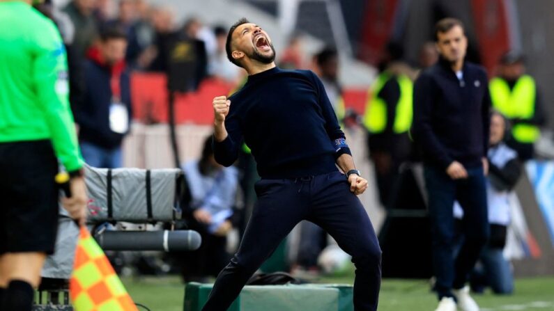 L'entraîneur italien de Nice, Francesco Farioli, célèbre sa victoire lors du match de football de L1 entre l'OGC Nice et le Toulouse FC, le 26 novembre 2023. (Photo : VALERY HACHE/AFP via Getty Images)