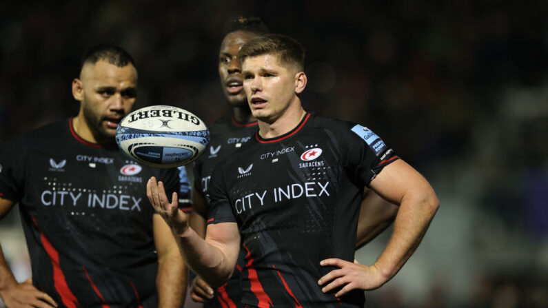 L'ouvreur et capitaine anglais Owen Farrell (à.d), va faire une pause dans sa carrière internationale afin de se ressourcer mentalement, a annoncé mercredi son club des Saracens. (Photo by David Rogers/Getty Images)