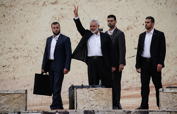 Le chef du Hamas à Gaza, Ismaël Haniyeh (2e G), à son arrivée à un rassemblement marquant le 31e anniversaire de la fondation du Hamas, dans la ville de Gaza, le 16 décembre 2018. (SAID KHATIB/AFP via Getty Images)