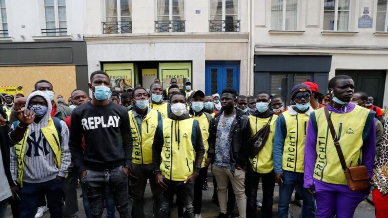 Des migrants illégaux et des travailleurs de la société de livraison de nourriture Frichti manifestent pour demander la régularisation de leur situation et la reprise de leur travail, le 8 juin 2020 à Paris. (Crédit photo FRANCOIS GUILLOT/AFP via Getty Images)