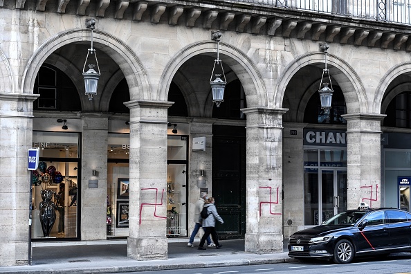 Les croix gammées peintes à la bombe sur des colonnes de la rue de Rivoli, le 11 octobre 2020. Illustration. (Photo STÉPHANE DE SAKUTIN/AFP via Getty Images)