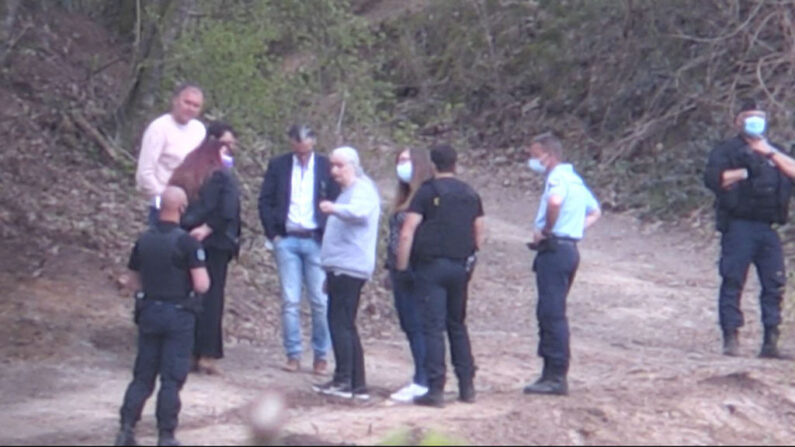 Capture d'écran d'une vidéo obtenue à partir d'une séquence télévisuelle de l'AFP montrant Monique Olivier (au c., en pull gris), l'ex-femme du tueur français Michel Fourniret, discutant avec les enquêteurs lors de l'opération de recherche des restes de la petite Estelle Mouzin, disparue il y a 17 ans, dans les bois d'Issancourt-et-Rumel (Ardennes), le 28 avril 2021. (Photo THOMAS BERNARDI/AFP via Getty Images)