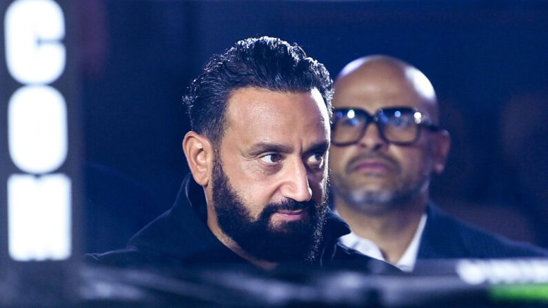 L'animateur Cyril Hanouna assistant à un match de boxe internationale poids lourds, au complexe Roland-Garros, à Paris le 10 septembre 2021. (Photo FRANCK FIFE/AFP via Getty Images)