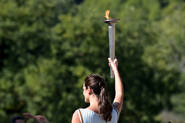 Photo d'illustration. La flamme pour les Jeux olympiques d'hiver de Pékin 2022 sur le site archéologique de l'ancienne Olympie, en Grèce. (ARIS MESSINIS/AFP via Getty Images)