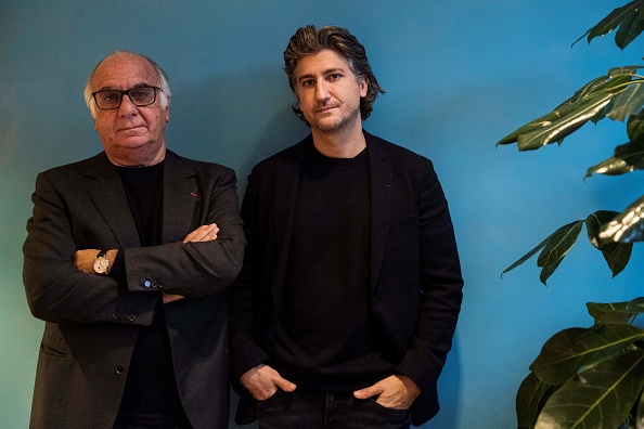 Le fondateur de Mama Shelter Serge Trigano (à g.) et son fils Jeremy Trigano à Paris, le 7 décembre 2021. (Photo JULIEN DE ROSA/AFP via Getty Images)