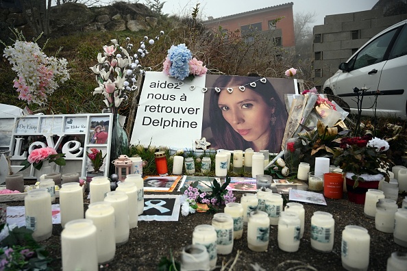 Des bougies et des fleurs devant la maison de Cédric et Delphine Jubillar (portrait) à Cagnac-les-Mines en janvier 2022. (Photo LIONEL BONAVENTURE/AFP via Getty Images)