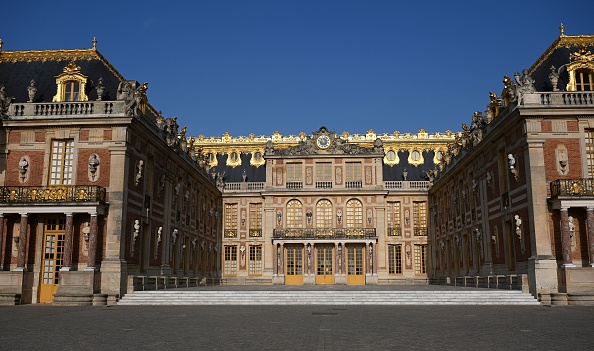 Ce jeune couple a privatisé, entre autres, le château de Versailles, l'Opéra Garnier et la tour Eiffel pour son mariage.(EMMANUEL DUNAND/AFP via Getty Images)