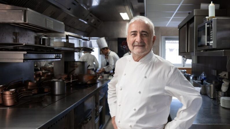 Le chef Guy Savoy pose dans son restaurant à Paris, le 29 novembre 2022. (Crédit photo JOEL SAGET/AFP via Getty Images)