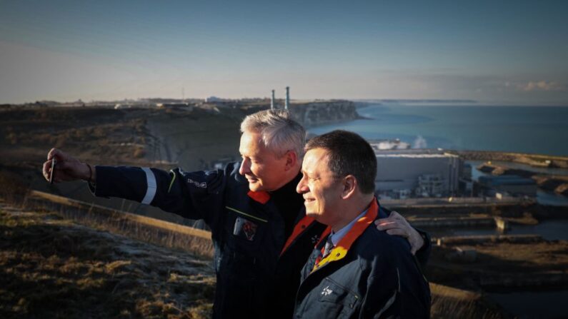 Luc Rémont, PDG d'EDF (à dr.) et Bruno Le Maire, ministre français de l'économie et des finances (à g.), à la centrale nucléaire de Penly à Petit-Caux, sur la côte de la Manche, le 9 décembre 2022. (Photo LOU BENOIST/AFP via Getty Images)