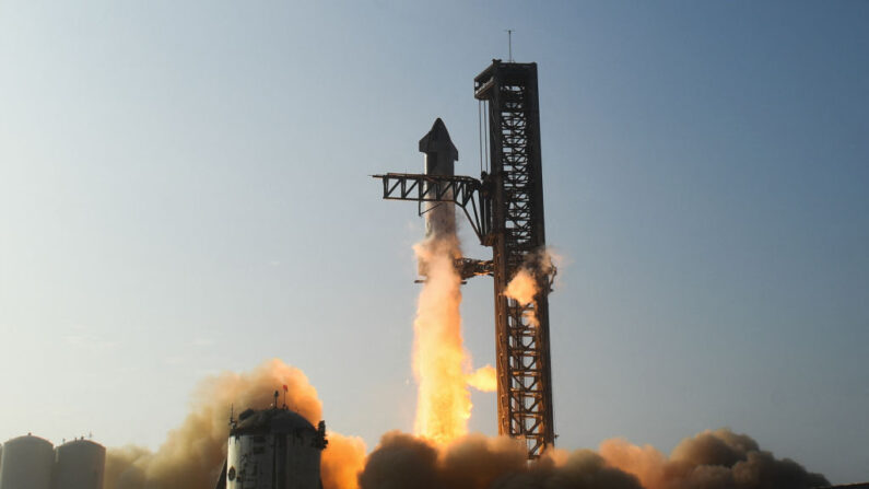 Le vaisseau spatial SpaceX décolle de la rampe de lancement lors d'un essai en vol depuis la base stellaire de Boca Chica, au Texas, le 20 avril 2023. (Photo PATRICK T. FALLON/AFP via Getty Images)