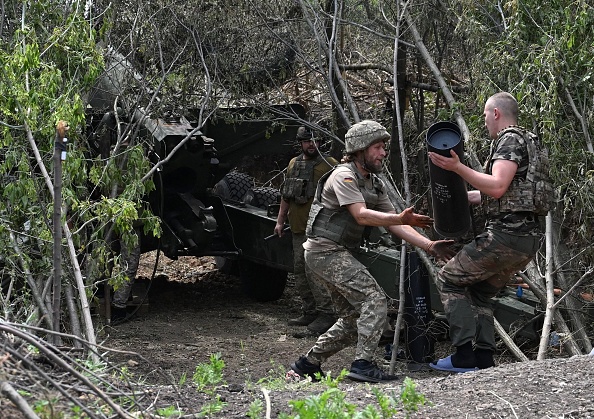 Des artilleurs ukrainiens près d'Avdiivka dans la région de Donetsk, le 23 juin 2023. (Photo GENYA SAVILOV/AFP via Getty Images)