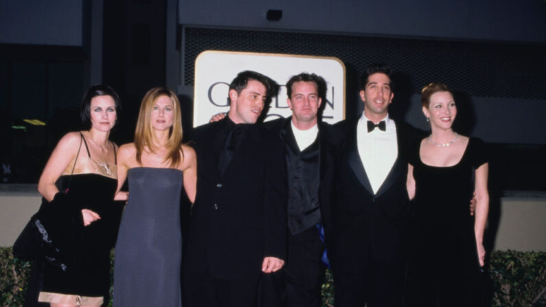 Les acteurs de la série Friends, Courteney Cox, Jennifer Aniston, Matt LeBlanc, Matthew Perry, David Schwimmer et Lisa Kudrow assistent à la 55e cérémonie des Golden Globe Awards, qui s'est tenue à l'hôtel Beverly Hilton de Beverly Hills, en Californie, le 18 janvier 1998. (Crédit photo Vinnie Zuffante/Getty Images)