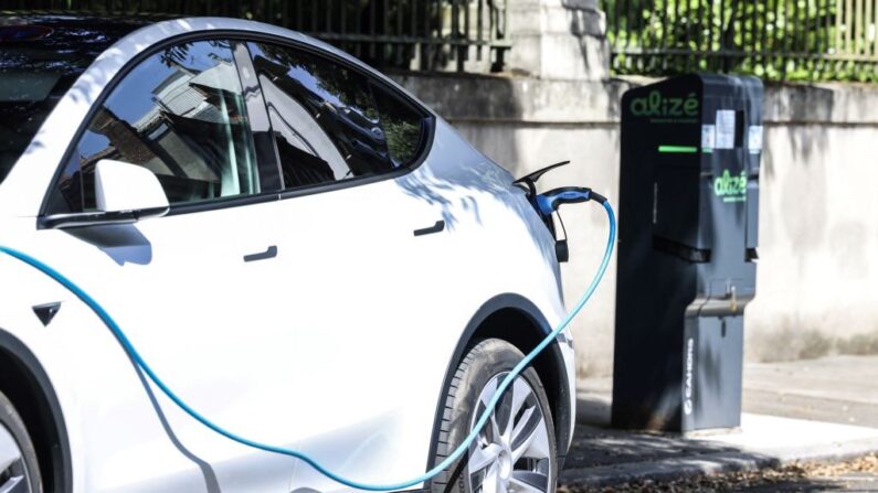 Véhicule en charge à Toulouse, le 17 juillet 2023. (Crédit photo CHARLY TRIBALLEAU / AFP)