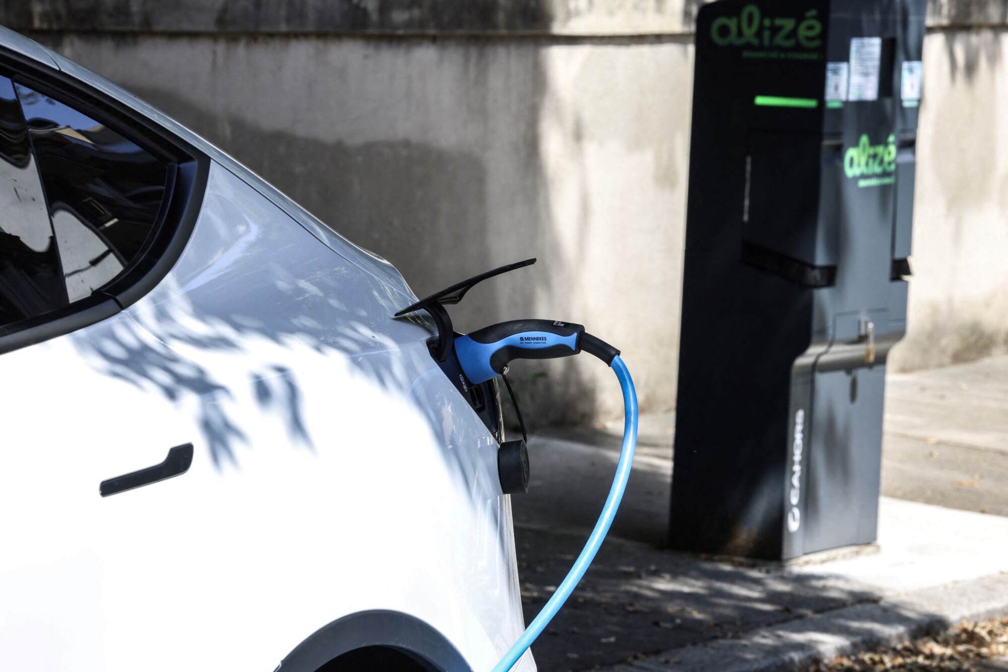 Marché automobile de l'UE : après des mois de baisse, les ventes d'électriques rebondissent en septembre