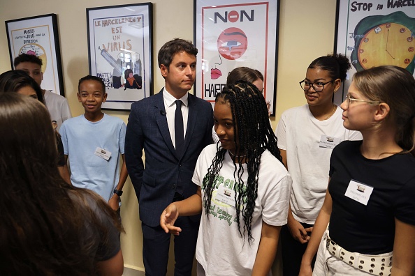 Le ministre de l'Éducation Gabriel Attal (au c.) assiste à la rentrée scolaire au collège Bourbon à Saint-Denis, sur l'île de la Réunion, le 17 août 2023. (Photo RICHARD BOUHET/AFP via Getty Images)