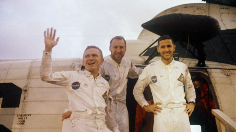 Les astronautes d'Apollo 8, le commandant Frank Borman (à g.), le pilote du module de commande James Lovell (au c.) et le pilote du module lunaire William Anders, qui sont devenus les premiers êtres humains à échapper à la gravité terrestre et les premiers à voir la face cachée de la lune, sur le pont supérieur de l'USS Yorktown, le navire de récupération de la mission Apollo 8, le 27 décembre 1968. (Photo -/NASA/AFP via Getty Images)