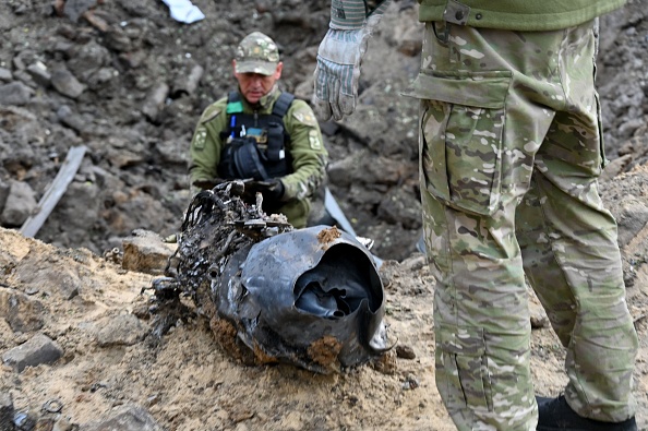 Un fragment de missile d'un cratère après une frappe russe au centre de la ville ukrainienne de Kharkiv le 6 octobre 2023. (Photo SERGEY BOBOK/AFP via Getty Images)