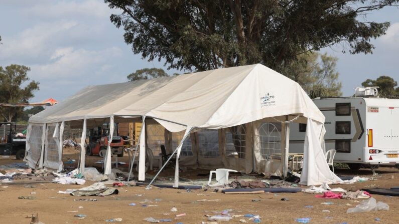 Une photo prise le 10 octobre 2023 montre le site abandonné de l'attaque du festival de musique en plein air Supernova par des militants palestiniens près du kibboutz Reim dans le désert du Néguev, au sud d'Israël. (Crédit photo JACK GUEZ/AFP via Getty Images)