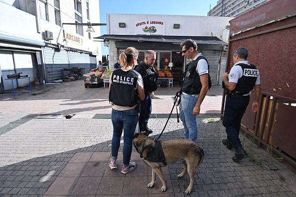 Des policiers patrouillent dans le quartier de Pissevin à Nîmes, le 11 octobre 2023. (Photo SYLVAIN THOMAS/AFP via Getty Images)