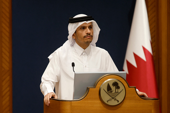 Le Premier ministre qatari et ministre des Affaires étrangères, Mohammed ben Abdelrahmane Al-Thani a joué un rôle important dans l'accord entre Israël et l'organisation terroriste Hamas. (Photo KARIM JAAFAR/AFP via Getty Images)