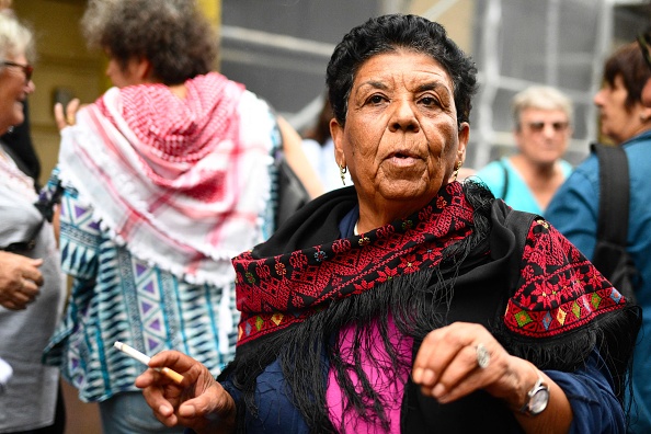 Mariam Abou Daqqa du Front populaire de libération de la Palestine (FPLP), arrive au commissariat de Noailles à Marseille le 16 octobre 2023. (Photo CHRISTOPHE SIMON/AFP via Getty Images)