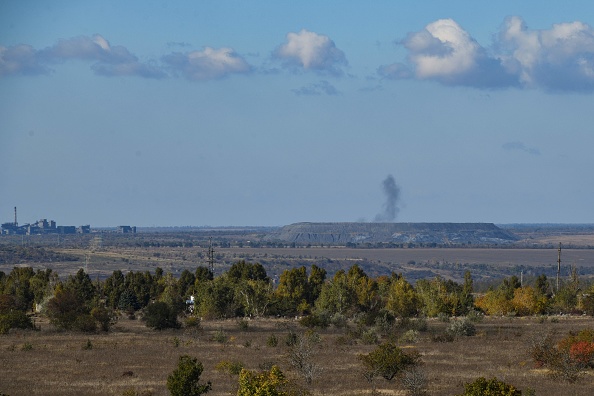 De la fumée s'élève au-dessus d'un terricon dans la zone de la ville d'Avdiïvka, sur la ligne de front, le 18 octobre 2023. (Photo STRINGER/AFP via Getty Images)