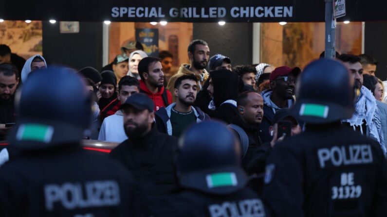 Des manifestants pro-palestiniens affrontent la police anti-émeute sur la Sonnenallee dans le quartier arabe de Neukoelln, le 18 octobre 2023 à Berlin, en Allemagne. Plusieurs centaines de manifestants ont bravé l'interdiction de la manifestation pour se rassembler et crier "Palestine libre, libre !" et "Allahu Akbar". La police anti-émeute est intervenue et a procédé à plusieurs dizaines d'arrestations. (Crédit photo Sean Gallup/Getty Images)