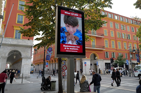 Un panneau numérique affichant le portrait d'Eitan, dans la ville de Nice sur la Côte d'Azur, le 26 octobre 2023. (Photo VALERY HACHE/AFP via Getty Images)