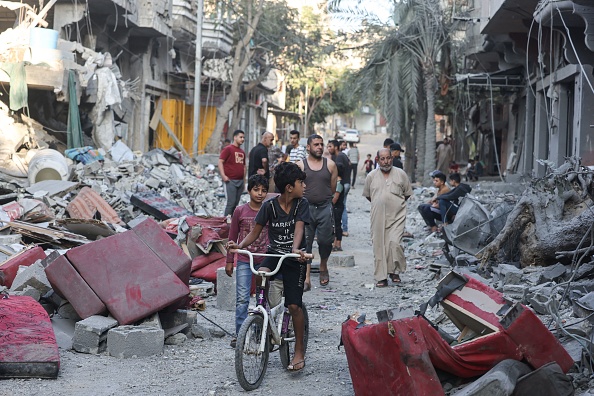 Les bâtiments détruits après le bombardement israélien du camp de réfugiés de Nuseirat, dans le centre de la bande de Gaza. (Photo MOHAMMED ABED/AFP via Getty Images)