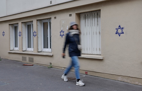 La façade d'un immeuble est recouverte d'étoiles de David dans le quartier d'Alésia à Paris, le 31 octobre 2023. (Photo GEOFFROY VAN DER HASSELT/AFP via Getty Images)