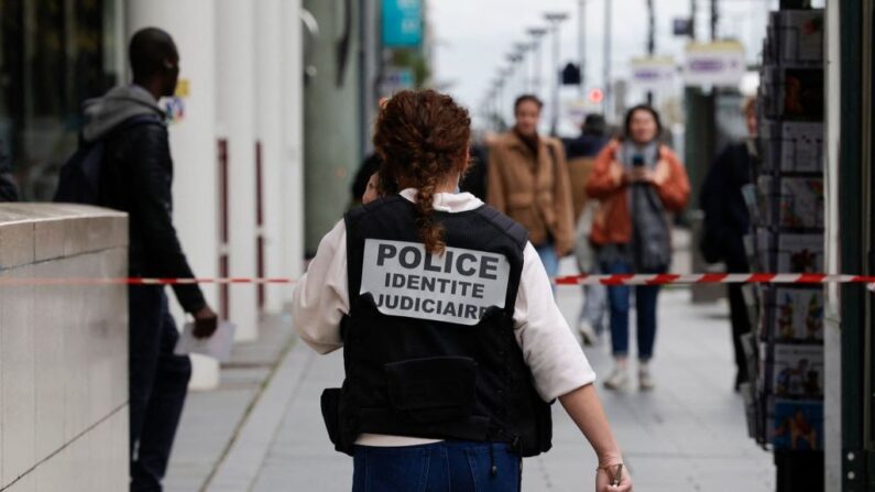 Une policière française de la "Police identité judiciaire", marche vers une station de métro après qu'une femme proférant des menaces dans un train RER a été abattue et blessée par la police, à la station Bibliothèque Francois Mitterrand, à Paris, le 31 octobre 2023. (Crédit photo GEOFFROY VAN DER HASSELT/AFP via Getty Images)