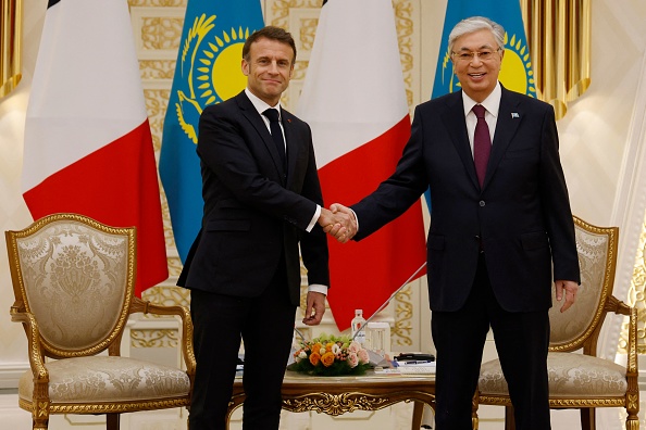 Le président Emmanuel Macron (à g.) serre la main du président du Kazakhstan Kassym-Jomart Tokayev à Astana le 1er novembre 2023. (Photo LUDOVIC MARIN/AFP via Getty Images)