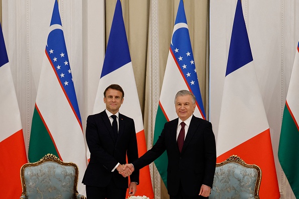 Le président Emmanuel Macron rencontre le président de l'Ouzbékistan Shavkat Mirziyoyev (à dr.) au palais des congrès de Samarkhand, le 2 novembre 2023. (Photo LUDOVIC MARIN/AFP via Getty Images)