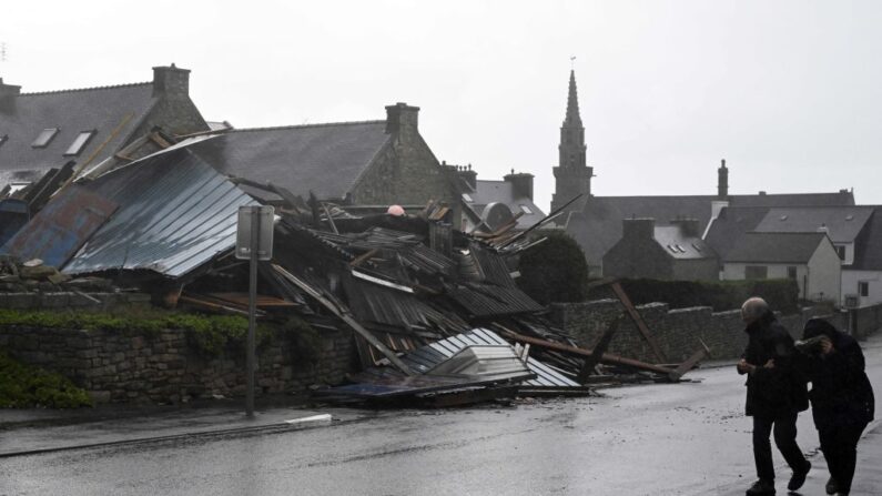 Un entrepôt détruit à Porspoder, dans l'ouest de la France, le 2 novembre 2023. (Photo DAMIEN MEYER/AFP via Getty Images)