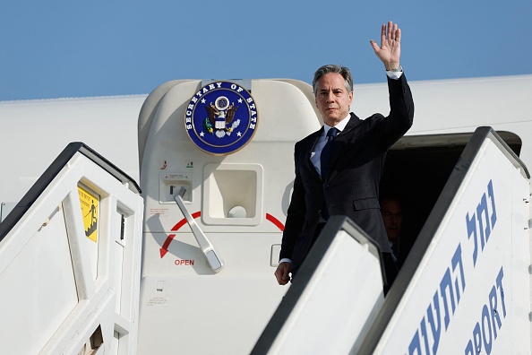 Le secrétaire d'État américain Antony Blinken à l'aéroport Ben Gourion près de Tel-Aviv, le 3 novembre 2023. (Photo JONATHAN ERNST/POOL/AFP via Getty Images)