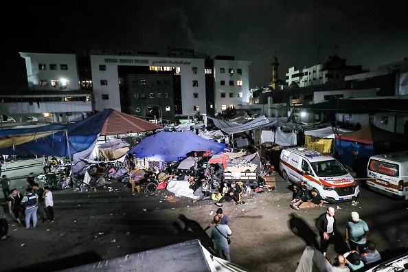 Des personnes attendent dans des abris sous tente à l'extérieur de l'hôpital Al-Shifa dans la ville de Gaza, tôt le 3 novembre 2023. (Photo DAWOOD NEMER/AFP via Getty Images)