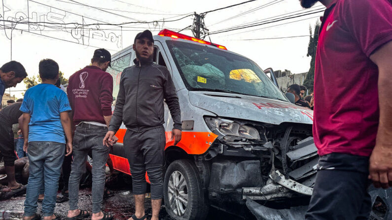 Des personnes se rassemblent autour d'une ambulance endommagée lors d'une frappe israélienne devant l'hôpital Al-Shifa dans la ville de Gaza, le 3 novembre 2023. (Photo MOMEN AL-HALABI/AFP via Getty Images)