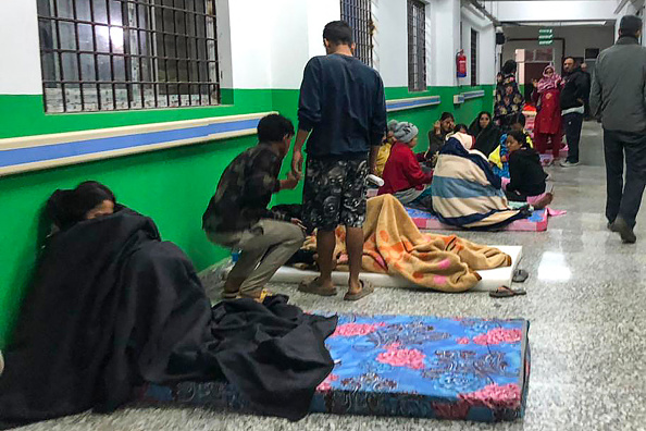  Des survivants sont vus dans un couloir de l'hôpital du district de Jajarkot après un tremblement de terre à Jajarkot le 4 novembre 2023. (Photo BALKUMAR SHARMA/AFP via Getty Images)