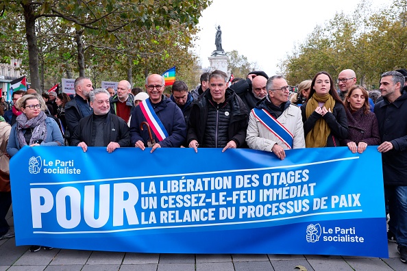 Des manifestants, dont le socialiste Olivier Faure (au c.), en solidarité avec le peuple palestinien à la place de la République à Paris le 4 novembre 2023. (Photo ALAIN JOCARD/AFP via Getty Images)