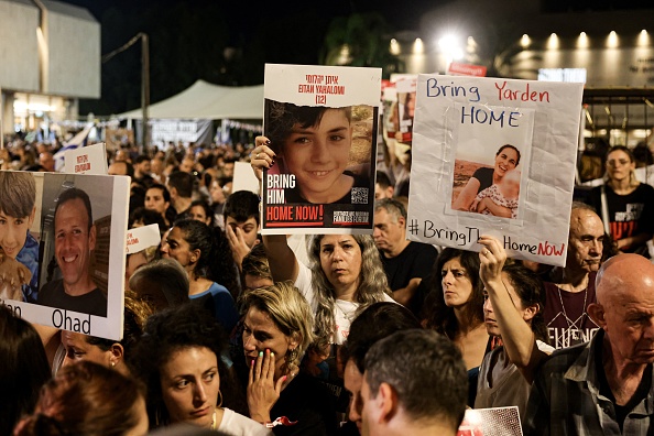 Le portrait de l'otage franco-israélien Eitan Yahalomi (au c.) à Tel Aviv, le 4 novembre 2023. (Photo AHMAD GHARABLI/AFP via Getty Images)