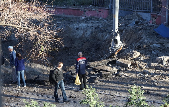 Un cratère à l'extérieur d'un musée d'art suite à une attaque tardive la veille à Odessa en Ukraine, le 6 novembre 2023. (Photo OLEKSANDR GIMANOV/AFP via Getty Images)