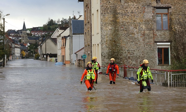 En Bretagne et en Normandie, environ 36.000 personnes sont toujours privées d'électricité. (Photo DENIS CHARLET/AFP via Getty Images)