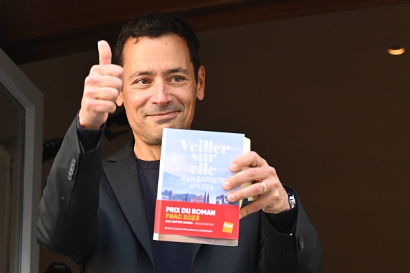 Jean-Baptiste Andrea, lauréat du prix Goncourt, pose avec son livre lors de la cérémonie de remise des prix au restaurant Drouant, à Paris, le 7 novembre 2023. (Photo BERTRAND GUAY/AFP via Getty Images)