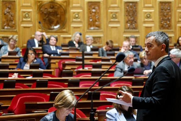 Le ministre de l'Intérieur Gerald Darmanin (à dr.) lors d'un débat sur le projet de loi sur l'immigration au Sénat, le 7 novembre 2023. (Photo LUDOVIC MARIN/AFP via Getty Images)