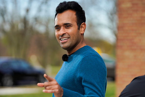 Vivek Ramaswamy, candidat à l'élection présidentielle américaine, s'entretient avec des journalistes à l'extérieur de son bureau de vote le 7 novembre 2023 à Columbus, dans l'Ohio. (Photo Andrew Spear/Getty Images)