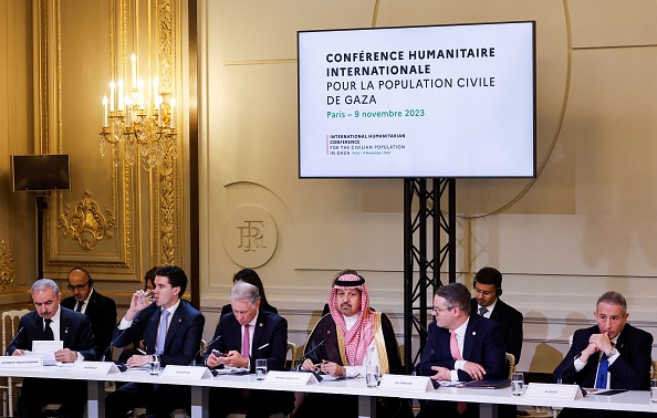 Le Premier ministre palestinien Mohammed Shtayyeh (à g.) assiste à une conférence humanitaire internationale pour les civils de Gaza, au palais présidentiel de l'Élysée, à Paris, le 9 novembre 2023. (Photo LUDOVIC MARIN/POOL/AFP via Getty Images)