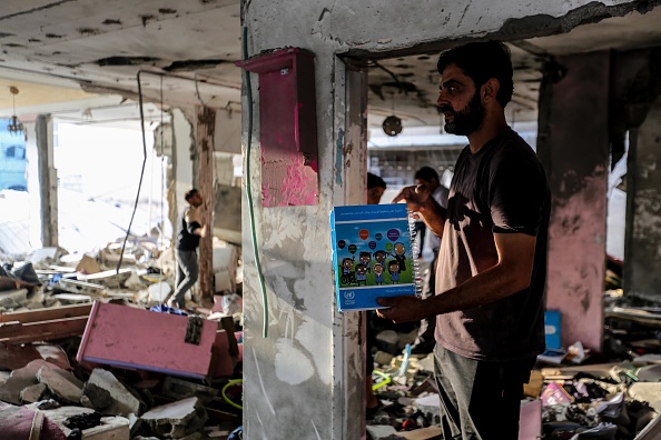 Des personnes fouillent les bâtiments détruits lors de raids aériens israéliens dans le sud de la bande de Gaza le 3 novembre 2023 à Khan Yunis, Gaza. (Photo Ahmad Hasaballah/Getty Images)