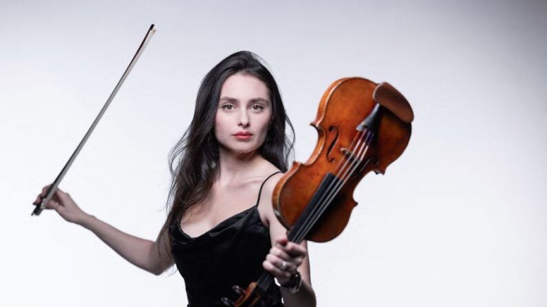 La violoniste Esther Abrami, à Paris, le 6 novembre 2023 (Photo JOEL SAGET/AFP via Getty Images)